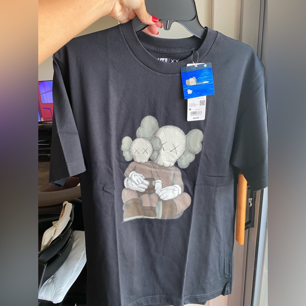 2 men’s UNIQLO T-shirts